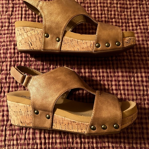 Boutique- Corky’s Refreshing Wedge Sandal Size 7 - Picture 2 of 16